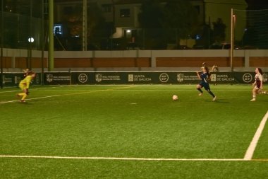Vigo, Pontevedra, İspanya; 14 Aralık 2024: Galiçya 'nın Castilla-La Mancha ile karşı karşıya geldiği Vigo' da düzenlenen 16 yaş altı İspanyol Kadınlar Futbol Şampiyonası 'nda çekişmeli bir an. İki takım 0-0 biten yoğun ve hızlı bir oyuna giriyorlar. 