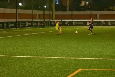 Vigo, Pontevedra, İspanya; 14 Aralık 2024: Galiçya 'nın Castilla-La Mancha ile karşı karşıya geldiği Vigo' da düzenlenen 16 yaş altı İspanyol Kadınlar Futbol Şampiyonası 'nda çekişmeli bir an. İki takım 0-0 biten yoğun ve hızlı bir oyuna giriyorlar. 