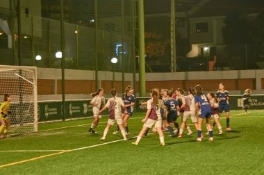 Vigo, Pontevedra, İspanya; 14 Aralık 2024: Galiçya 'nın Castilla-La Mancha ile karşı karşıya geldiği Vigo' da düzenlenen 16 yaş altı İspanyol Kadınlar Futbol Şampiyonası 'nda çekişmeli bir an. İki takım 0-0 biten yoğun ve hızlı bir oyuna giriyorlar. 