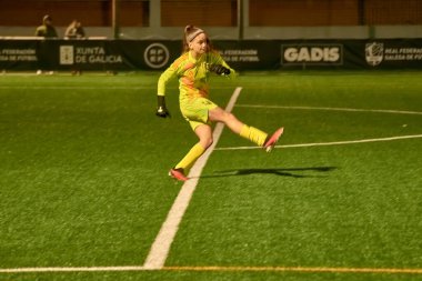 Vigo, Pontevedra, İspanya; 14 Aralık 2024: Galiçya 'nın Castilla-La Mancha ile karşı karşıya geldiği Vigo' da düzenlenen 16 yaş altı İspanyol Kadınlar Futbol Şampiyonası 'nda çekişmeli bir an. İki takım 0-0 biten yoğun ve hızlı bir oyuna giriyorlar. 