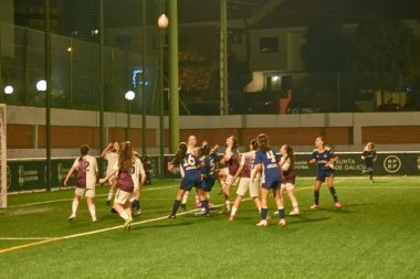 Vigo, Pontevedra, İspanya; 14 Aralık 2024: Galiçya 'nın Castilla-La Mancha ile karşı karşıya geldiği Vigo' da düzenlenen 16 yaş altı İspanyol Kadınlar Futbol Şampiyonası 'nda çekişmeli bir an. İki takım 0-0 biten yoğun ve hızlı bir oyuna giriyorlar. 