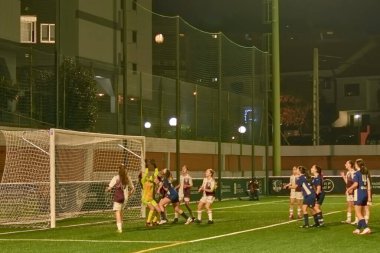 Vigo, Pontevedra, İspanya; 14 Aralık 2024: Galiçya 'nın Castilla-La Mancha ile karşı karşıya geldiği Vigo' da düzenlenen 16 yaş altı İspanyol Kadınlar Futbol Şampiyonası 'nda çekişmeli bir an. İki takım 0-0 biten yoğun ve hızlı bir oyuna giriyorlar. 