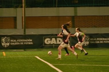 Vigo, Pontevedra, İspanya; 14 Aralık 2024: Galiçya 'nın Castilla-La Mancha ile karşı karşıya geldiği Vigo' da düzenlenen 16 yaş altı İspanyol Kadınlar Futbol Şampiyonası 'nda çekişmeli bir an. İki takım 0-0 biten yoğun ve hızlı bir oyuna giriyorlar. 