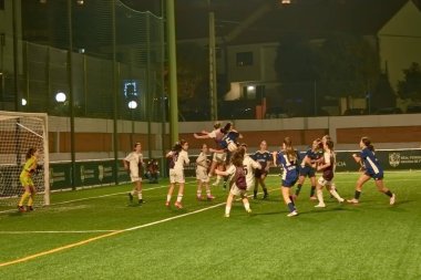 Vigo, Pontevedra, İspanya; 14 Aralık 2024: Galiçya 'nın Castilla-La Mancha ile karşı karşıya geldiği Vigo' da düzenlenen 16 yaş altı İspanyol Kadınlar Futbol Şampiyonası 'nda çekişmeli bir an. İki takım 0-0 biten yoğun ve hızlı bir oyuna giriyorlar. 