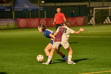 Vigo, Pontevedra, İspanya; 14 Aralık 2024: Galiçya 'nın Castilla-La Mancha ile karşı karşıya geldiği Vigo' da düzenlenen 16 yaş altı İspanyol Kadınlar Futbol Şampiyonası 'nda çekişmeli bir an. İki takım 0-0 biten yoğun ve hızlı bir oyuna giriyorlar. 
