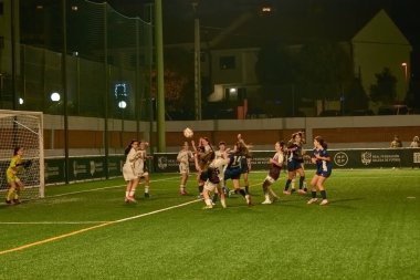 Vigo, Pontevedra, İspanya; 14 Aralık 2024: Galiçya 'nın Castilla-La Mancha ile karşı karşıya geldiği Vigo' da düzenlenen 16 yaş altı İspanyol Kadınlar Futbol Şampiyonası 'nda çekişmeli bir an. İki takım 0-0 biten yoğun ve hızlı bir oyuna giriyorlar. 