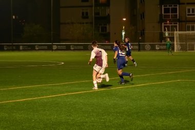 Vigo, Pontevedra, İspanya; 14 Aralık 2024: Galiçya 'nın Castilla-La Mancha ile karşı karşıya geldiği Vigo' da düzenlenen 16 yaş altı İspanyol Kadınlar Futbol Şampiyonası 'nda çekişmeli bir an. İki takım 0-0 biten yoğun ve hızlı bir oyuna giriyorlar. 