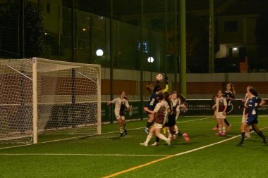 Vigo, Pontevedra, İspanya; 14 Aralık 2024: Galiçya 'nın Castilla-La Mancha ile karşı karşıya geldiği Vigo' da düzenlenen 16 yaş altı İspanyol Kadınlar Futbol Şampiyonası 'nda çekişmeli bir an. İki takım 0-0 biten yoğun ve hızlı bir oyuna giriyorlar. 