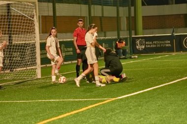 Vigo, Pontevedra, İspanya; 14 Aralık 2024: Galiçya 'nın Castilla-La Mancha ile karşı karşıya geldiği Vigo' da düzenlenen 16 yaş altı İspanyol Kadınlar Futbol Şampiyonası 'nda çekişmeli bir an. İki takım 0-0 biten yoğun ve hızlı bir oyuna giriyorlar. 