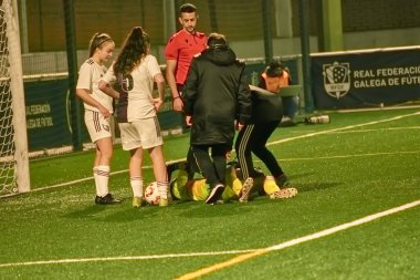 Vigo, Pontevedra, İspanya; 14 Aralık 2024: Galiçya 'nın Castilla-La Mancha ile karşı karşıya geldiği Vigo' da düzenlenen 16 yaş altı İspanyol Kadınlar Futbol Şampiyonası 'nda çekişmeli bir an. İki takım 0-0 biten yoğun ve hızlı bir oyuna giriyorlar. 