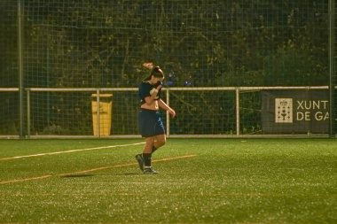 Vigo, Pontevedra, İspanya; 14 Aralık 2024: Galiçya 'nın Castilla-La Mancha ile karşı karşıya geldiği Vigo' da düzenlenen 16 yaş altı İspanyol Kadınlar Futbol Şampiyonası 'nda çekişmeli bir an. İki takım 0-0 biten yoğun ve hızlı bir oyuna giriyorlar. 