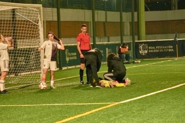 Vigo, Pontevedra, İspanya; 14 Aralık 2024: Galiçya 'nın Castilla-La Mancha ile karşı karşıya geldiği Vigo' da düzenlenen 16 yaş altı İspanyol Kadınlar Futbol Şampiyonası 'nda çekişmeli bir an. İki takım 0-0 biten yoğun ve hızlı bir oyuna giriyorlar. 