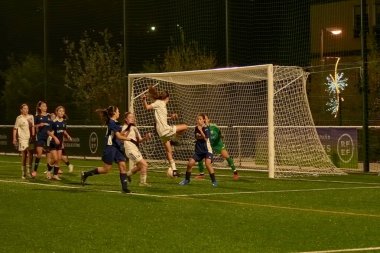 Vigo, Pontevedra, İspanya; 14 Aralık 2024: Galiçya 'nın Castilla-La Mancha ile karşı karşıya geldiği Vigo' da düzenlenen 16 yaş altı İspanyol Kadınlar Futbol Şampiyonası 'nda çekişmeli bir an. İki takım 0-0 biten yoğun ve hızlı bir oyuna giriyorlar. 