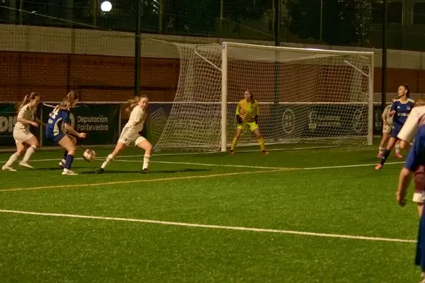 Vigo, Pontevedra, İspanya; 14 Aralık 2024: Galiçya 'nın Castilla-La Mancha ile karşı karşıya geldiği Vigo' da düzenlenen 16 yaş altı İspanyol Kadınlar Futbol Şampiyonası 'nda çekişmeli bir an. İki takım 0-0 biten yoğun ve hızlı bir oyuna giriyorlar. 