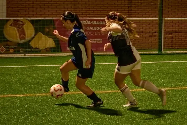 Vigo, Pontevedra, İspanya; 14 Aralık 2024: Galiçya 'nın Castilla-La Mancha ile karşı karşıya geldiği Vigo' da düzenlenen 16 yaş altı İspanyol Kadınlar Futbol Şampiyonası 'nda çekişmeli bir an. İki takım 0-0 biten yoğun ve hızlı bir oyuna giriyorlar. 