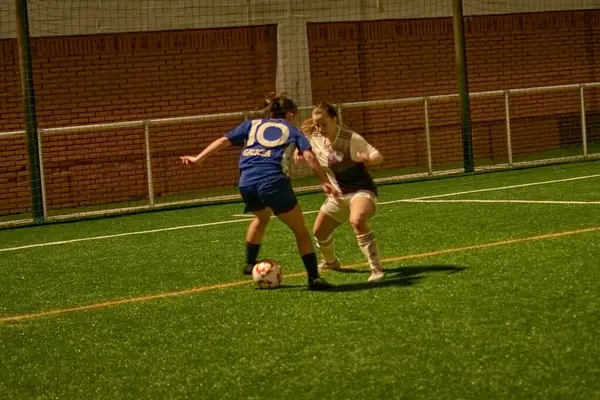 Vigo, Pontevedra, İspanya; 14 Aralık 2024: Galiçya 'nın Castilla-La Mancha ile karşı karşıya geldiği Vigo' da düzenlenen 16 yaş altı İspanyol Kadınlar Futbol Şampiyonası 'nda çekişmeli bir an. İki takım 0-0 biten yoğun ve hızlı bir oyuna giriyorlar. 