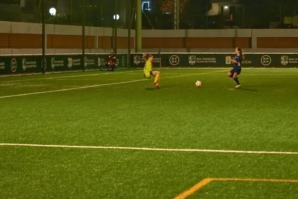 Vigo, Pontevedra, İspanya; 14 Aralık 2024: Galiçya 'nın Castilla-La Mancha ile karşı karşıya geldiği Vigo' da düzenlenen 16 yaş altı İspanyol Kadınlar Futbol Şampiyonası 'nda çekişmeli bir an. İki takım 0-0 biten yoğun ve hızlı bir oyuna giriyorlar. 