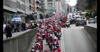 Vigo, Pontevedra, İspanya; 21 Aralık 2024: Vigo 'da düzenlenen yıllık Papanoelada sırasında canlı motosiklet kutlamaları tatil neşesini yaydı