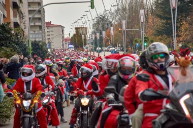 Vigo, Pontevedra, İspanya Aralık 21, 2024: Vigo 'daki Papanoelada moterası, binlerce yarışçının Noel temalı yaratıcı kostümler giyip sokaklara döküldüğü yıllık bir festival motosiklet geçididir.. 