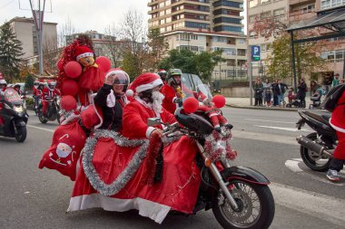 Vigo, Pontevedra, İspanya Aralık 21, 2024: Vigo 'daki Papanoelada moterası, binlerce yarışçının Noel temalı yaratıcı kostümler giyip sokaklara döküldüğü yıllık bir festival motosiklet geçididir.. 