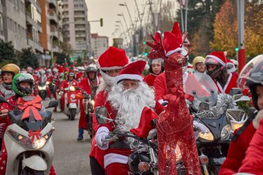 Vigo, Pontevedra, İspanya Aralık 21, 2024: Vigo 'daki Papanoelada moterası, binlerce yarışçının Noel temalı yaratıcı kostümler giyip sokaklara döküldüğü yıllık bir festival motosiklet geçididir.. 
