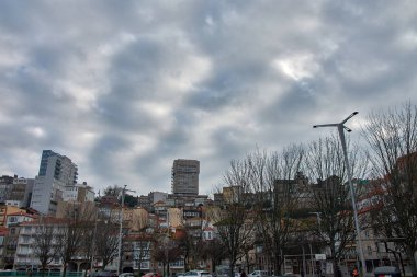 Vigo, Pontevedra, İspanya; 28 Aralık 2024: Vigo belediye binasının panoramik manzarası, Berbs bölgesinin tarihi cazibesine karşı duran modern bir bina. Eski kasaba, geleneksel taş cepheleriyle karakterize edilir. 