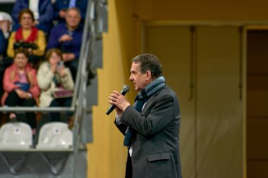 Vigo, İspanya, 11 Ocak 2025: Vigo Belediye Başkanı Abel Caballero, Vigo, İspanya 'da VI Certamen de Rondallas' ın katılımcılarıyla görüşmektedir. Etkinlikte geleneksel müzik ve kostümlerin sergilendiği Galiçya 'nın zengin kültür mirası kutlanıyor, 