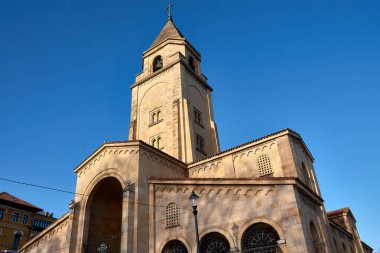 Gijon, İspanya; 3 Şubat 2025; Gijn, Asturias, İspanya 'da önemli bir dini ve tarihi eser olan San Pedro Kilisesi. Cantabrian Denizi yakınlarındaki rıhtımda yer alan bu kilise, Roma ve Gotik 'in bir kombinasyonuna sahip.