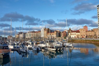 Gijon, İspanya; 3 Şubat 2025; İspanya 'nın Asturias kentindeki Porto Deportivo de Gijn (Gijon Marina), deniz faaliyetleri ve kıyı cazibesinin merkezi. Tarihi Cimadevilla bölgesi ile Cantabrian Denizi arasında yer almaktadır.