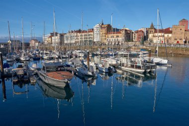 Gijon, İspanya; 3 Şubat 2025; İspanya 'nın Asturias kentindeki Porto Deportivo de Gijn (Gijon Marina), deniz faaliyetleri ve kıyı cazibesinin merkezi. Tarihi Cimadevilla bölgesi ile Cantabrian Denizi arasında yer almaktadır.