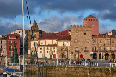 Gijon, İspanya; 3 Şubat 2025; Gijon 'un mimari yapısının ebedi zarafetini muhteşem Revillagigedo Sarayı' nın yer aldığı bu resimle yakalayın. Görüntü sarayın etkileyici görünüşünü gözler önüne seriyor. Karmaşık detaylarla süslenmiş. 