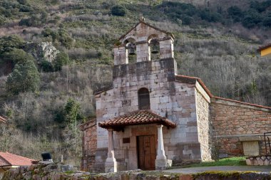 Bu resimde İspanya 'nın Asturias kentindeki tarihi Pola de Somiedo kilisesi sergilenmektedir. Yüksek yeşil dağlarla çevrili nefes kesici bir vadiye yerleşmiş bu geleneksel Asturian kilisesi bölgenin zenginliğinin bir göstergesi olarak duruyor.