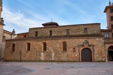 San Tirso el Real, İspanya 'nın Asturias kentinde bulunan tarihi bir kilisedir. Romanesk mimarisinin bu çarpıcı örneği, ortaçağa dayanan karmaşık taş işçiliği ve zengin bir tarihi içeriyor. Benzersiz güzelliği 