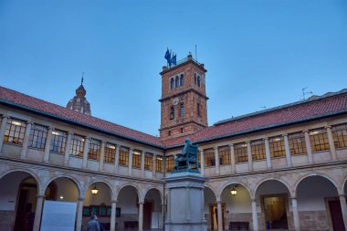 Oviedo, İspanya - Şubat 04, 2025: Oviedo Üniversitesi 'nin saygıdeğer kurucusu Başpiskopos Fernando de Valds Salas' ın heykeli. Antik manastırın dingin atmosferinde yer alan bu resim, eğitimin mirasını güzel bir şekilde özetliyor.