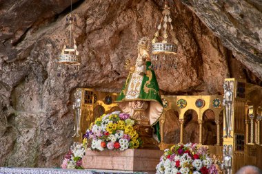 Covadonga, Asturias, İspanya 'daki Santa Cueva, Covadonga Bakiresi' nin kutsal mağarası. Bu kutsal mekan, ziyaretçi ve dindarları birbirine çeken önemli bir dini ve kültürel dönüm noktasıdır..