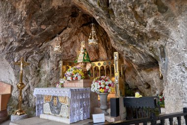 Covadonga, Asturias, İspanya 'daki Santa Cueva, Covadonga Bakiresi' nin kutsal mağarası. Bu kutsal mekan, ziyaretçi ve dindarları birbirine çeken önemli bir dini ve kültürel dönüm noktasıdır..
