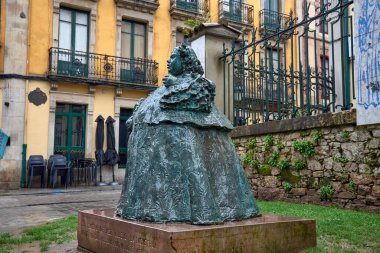La Monstrua olarak bilinen Eugenia Martnez Vallejo 'nun bronz heykeli İspanya' nın Asturias eyaletinin Avils şehrinde önemli bir kültür eseridir. 17. yüzyılda yaşamış bu tarihi şahsiyet eşsiz durumuyla hatırlanıyor.