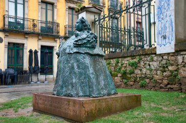 La Monstrua olarak bilinen Eugenia Martnez Vallejo 'nun bronz heykeli İspanya' nın Asturias eyaletinin Avils şehrinde önemli bir kültür eseridir. 17. yüzyılda yaşamış bu tarihi şahsiyet eşsiz durumuyla hatırlanıyor.