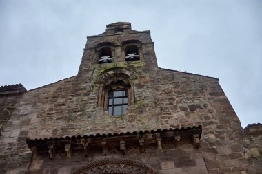 San Antonio de Padua Kilisesi (eski adıyla San Nicols de Bari), İspanya 'nın Asturias kentinde bulunan tarihi bir Katolik tapınağıdır.. 