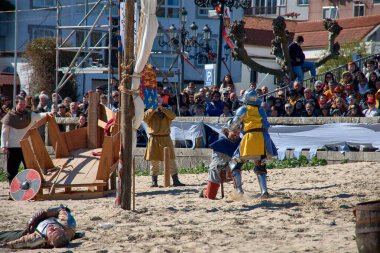 Baiona, Pontevedra, İspanya; 2 Mart 2025: Baiona, İspanya 'da düzenlenen Arribada festivali, Amerika' nın Avrupa 'ya keşfini haber veren ilk gemi olan La Pinta' nın 1493 yılında gelişini kutluyor..  
