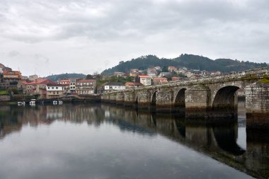 Orta Çağ 'a dayanan Ponte Sampaio köprüsü, on tarihi kemeriyle Verdugo Nehri' ni zarifçe kaplamaktadır. İspanya 'nın Galiçya kentinde yer alan bu iyi korunmuş Romen yapısı, çevresindeki doğayla uyumlu bir şekilde harmanlanır..
