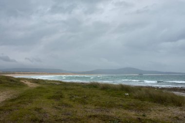 Corrubedo, Galiçya, İspanya 'da Atlantik Okyanusu' nun güçlü dalgaları engebeli kıyı kayaları oluşumlarına çarpar. Deniz ve kayalar arasındaki dinamik etkileşim dramatik bir deniz manzarası yaratarak doğanın saf gücünü ve güzelliğini gözler önüne seriyor..