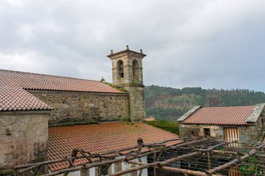 Çan kulesi ve Galiçya kırsalındaki üzüm bağlarıyla kaplı bahçeli tarihi manastır Camanzo.