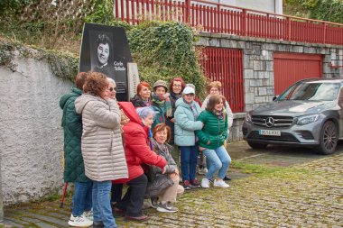 Viavelez, Asturias, İspanya; 29 Mart 2025; Ünlü İspanyol romancı Corn Tellado 'nun portresi etrafında toplanan bir grup turist, memleketi Viavlez, Asturias, İspanya. 