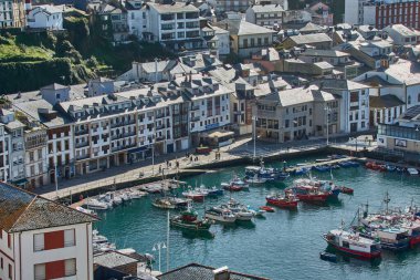 Bu hava görüntüsü İspanya 'nın Asturias kentindeki Luarca limanının renkli balıkçı tekneleri ve büyüleyici şehir manzarasını gösteriyor..