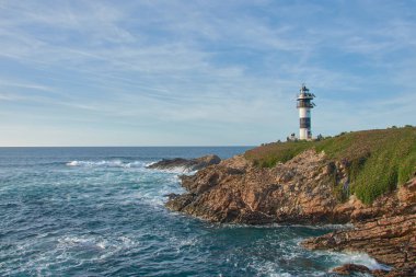 Ribadeo, Lugo, İspanya; 29 Mart 2025: Güneşli bir günde, eşsiz köprüsü ve güzel kıyı manzarasıyla Ribadeo 'daki büyüleyici Pancha Adası. 