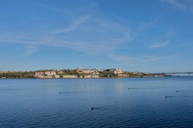 Rio Eo kıyısındaki büyüleyici evler, nehrin kenarındaki manzarayı ve huzur dolu manzarayı gözler önüne seriyor.. 