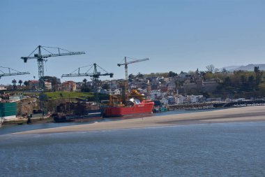 Ribadeo, İspanya; 30 Mart 2025: Kuzey İspanya 'nın Asturias kentindeki Figueras limanında bulunan Gonda deniz tersanesi. Çekimlerde tersanenin tesisleri ve gemi inşa sektöründe kilit bir oyuncu olarak oynadığı rol gözler önüne seriliyor..