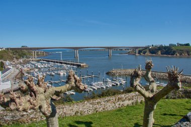 Ponte dos Santos Köprüsü, İspanya 'nın başkenti Galiçya ile Ribadeo arasında önemli bir bağlantı. Köprü manzaralı bir haliç boyunca uzanır ve çevresindeki manzaranın resimsel bir görüntüsünü sunar.