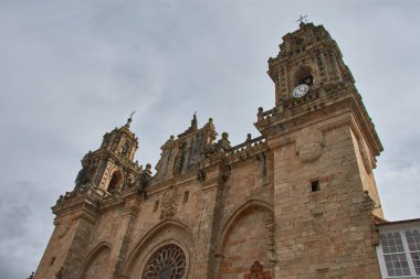 İspanya, Galiçya, Lugo 'daki Mondoedo Katedrali' nin etkileyici yüzü. Çekim, katedralin mimari ayrıntılarını ve tarihi önemini vurguluyor..